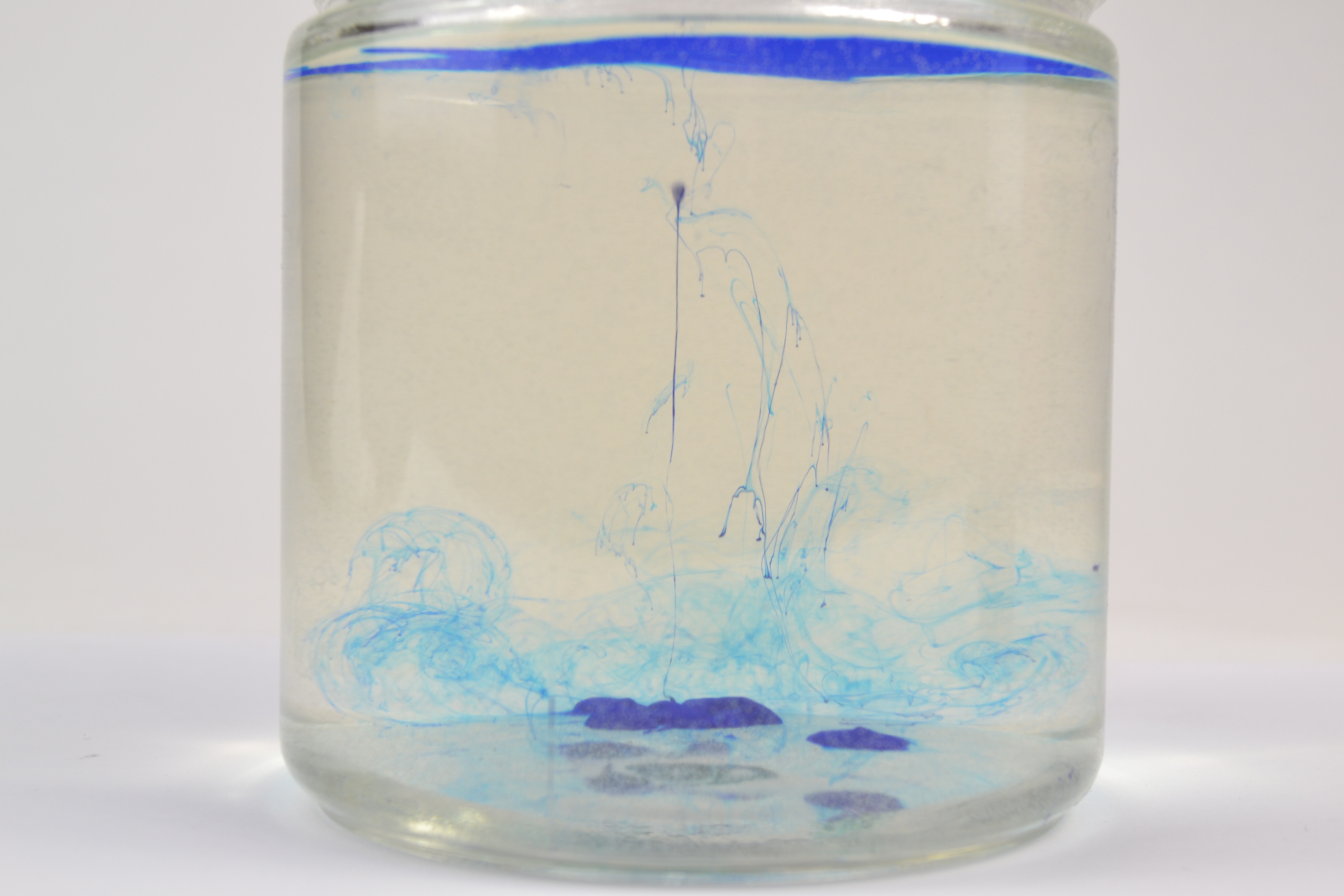 aqua-dispersions se mélangeant dans l'eau 1